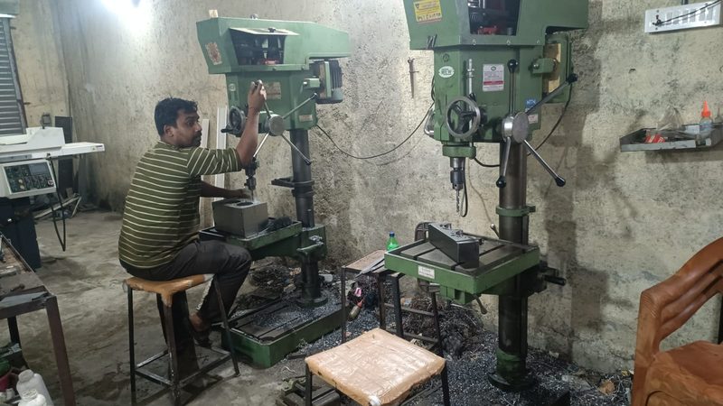 Drilling a mould block on the pillar drills.